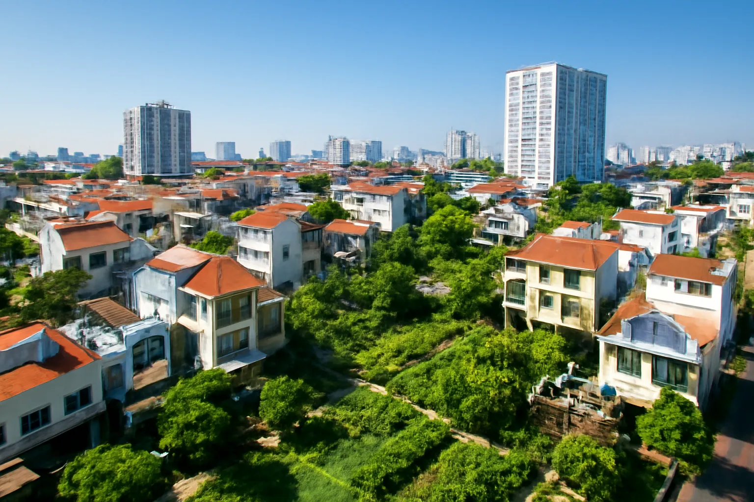 Góc nhìn cao khu đô thị có nhà phố, chung cư và vườn cây xen kẽ